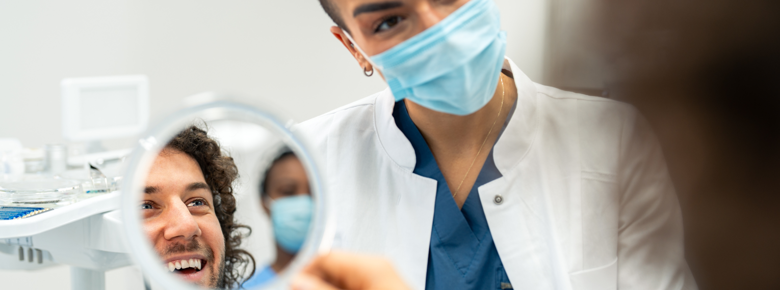 Ein Angstpatient lächt seine Zahnärztin an.