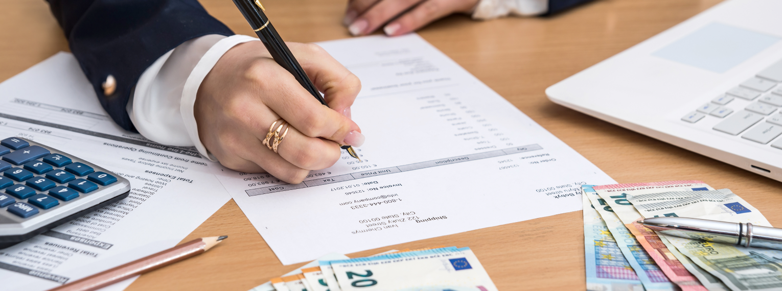 Eine Person vergleicht Zahnzusatzversicherungen und macht sich Notizen.