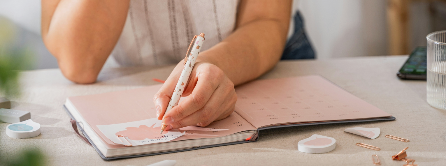 Eine Person schreibt sich eine Checkliste.