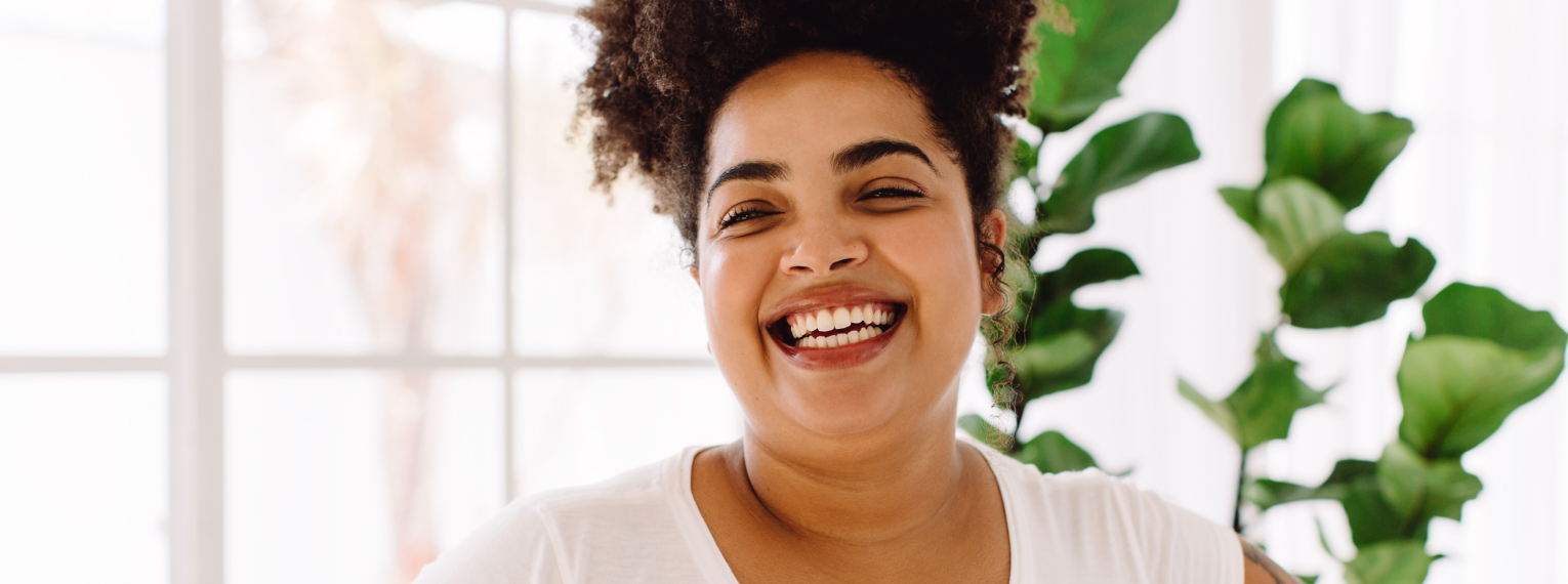 Eine Frau lacht herzlich.