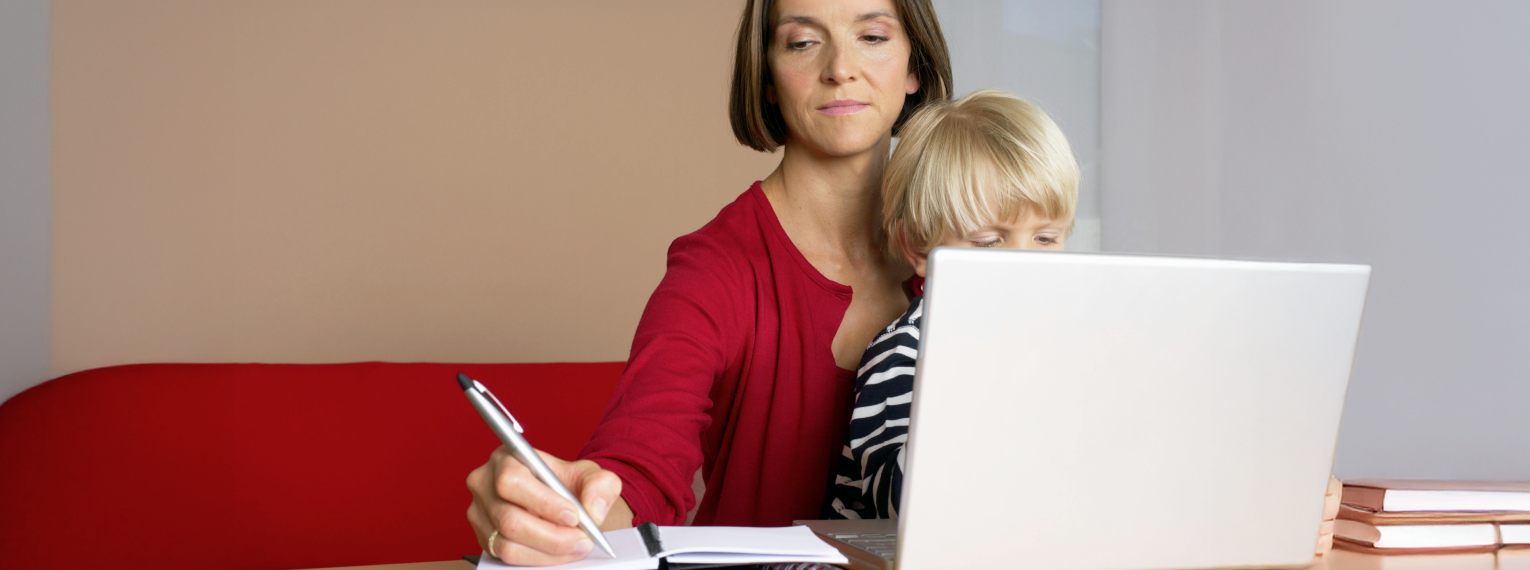 Eine Mutter mit Kind vergleicht Zahnzusatzversicherungen.
