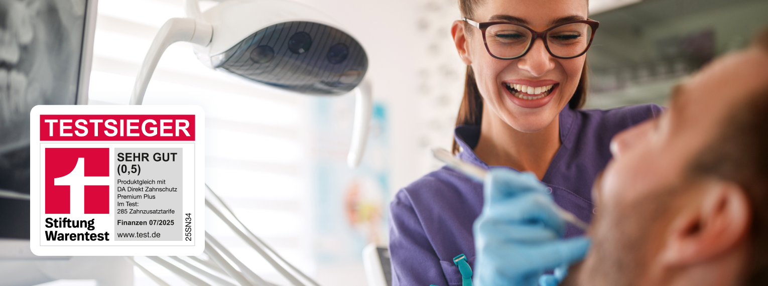 Eine Zahnärztin behandelt einen Patienten. Auf dem Bild ist zusätzlich die Stiftung Warentest Testsieger Auszeichnung abgebildet. 
