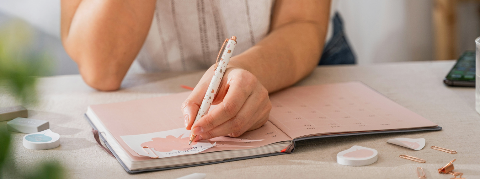 EIne Person macht sich Notizen.