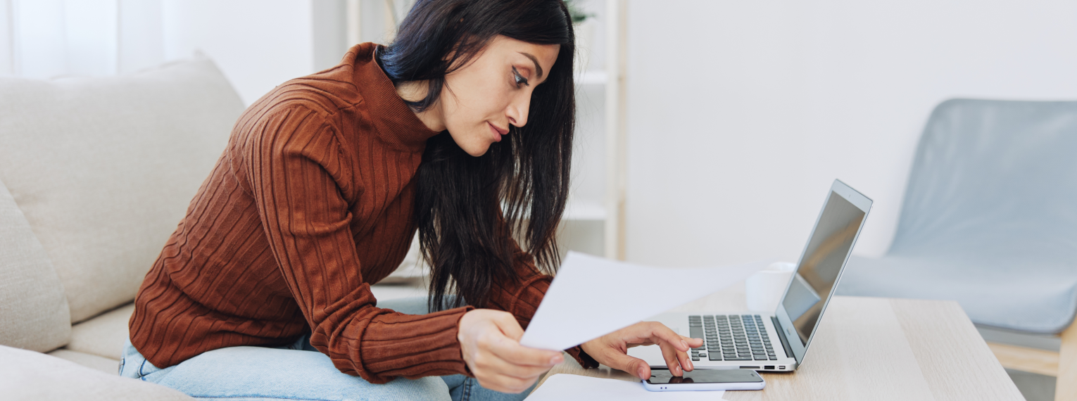 Eine Frau ist sich unsicher, ob sie ihre Zahnzusatzversicherung wechseln soll.