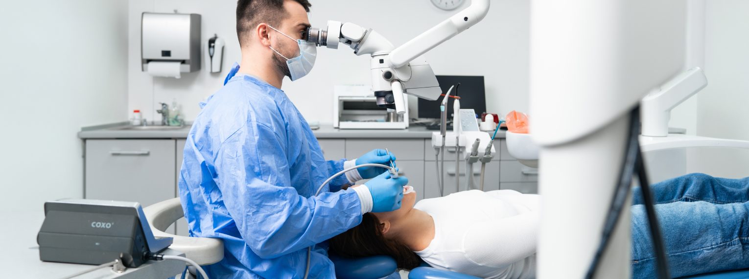 Eine Patientin wird beim Zahnarzt behandelt.