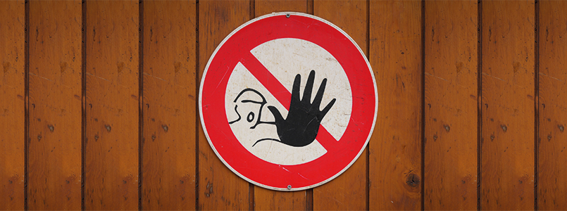Ein Stoppschild, das zeigen soll, dass die Kostenfalle Zahn und hohe Zahnarztkosten vermeidbar sind.