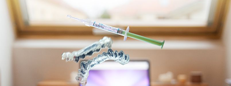 Zu sehen sind verschiedene Behandlungsmethoden, die in der Kieferorthopädie angewendet werden.