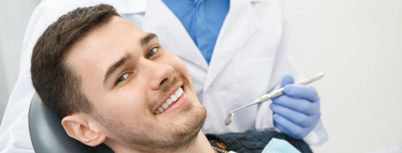 Ein Patient wird untersucht und beraten, wie er seinen Zahnersatz sofort und ohne Wartezeit erhalten kann.