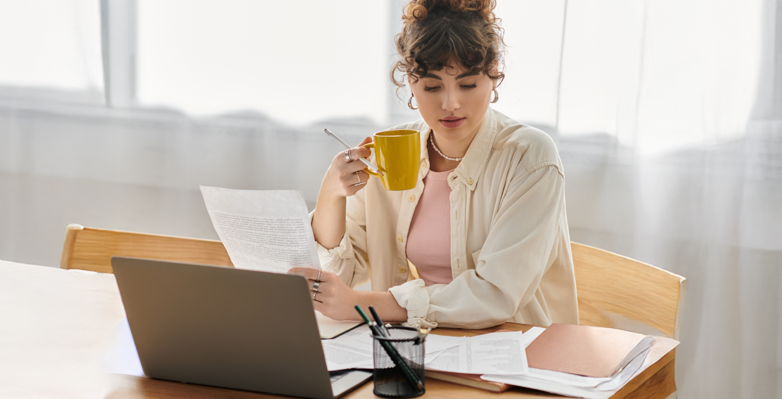 Eine Frau wechselt am Laptop ihre Zahnzusatzversicherung.