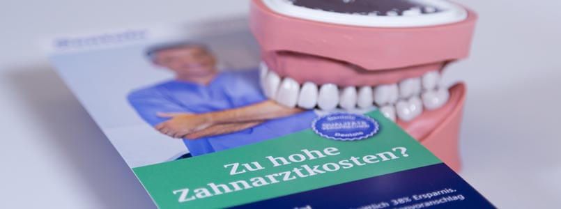 Zu sehen ist ein Flyer, der über die Höhe von Zahnarztkosten und Zahnbrücke Kosten informiert.