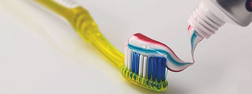 Eine Zahnbürste, die zeigt, dass Zähneputzen nicht ausreicht und regelmäßig eine professionelle Zahnreinigung nötig ist.